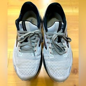 Brooks Adrenaline Womens 9